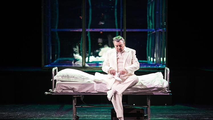 "Masse Mensch Macht": Stephan Kaluzas Schauspiel "30 Keller" feierte Premiere am Landestheater Coburg.Foto: Sebastian Buff