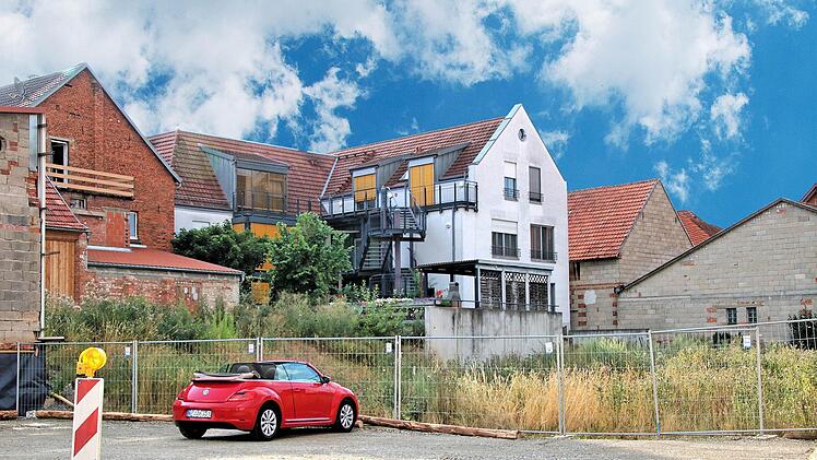 Eine Tagespflege-Station und Service-Wohnungen wollen das Diakonische Werk Schweinfurt und die Firma Wolf-Haus aus Gefäll in der Schlossgasse 1, hinter dem Erhard-Klement-Haus errichten.  Foto: Dieter Britz