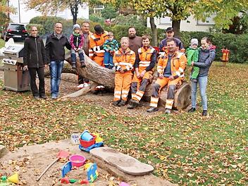 Hinter dem neuen Sandkasten nahmen die Mitarbeiter des Bauhofes Platz. Mit im Bild (Zweiter von links) Ortssprecher Andreas Leibold und (Fünfter von links) Bauhofleiter Christian Raehse.  Foto: Helmut Will