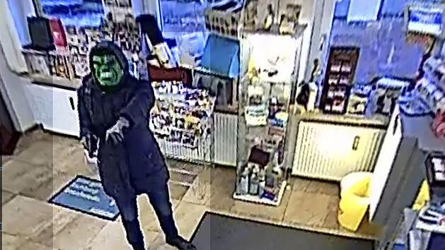 Dieses Foto des Videos der Überwachungskamera in dem Lottogeschäft zeigt den Täter.  Foto: Polizei