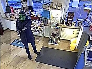 Dieses Foto des Videos der Überwachungskamera in dem Lottogeschäft zeigt den Täter.  Foto: Polizei