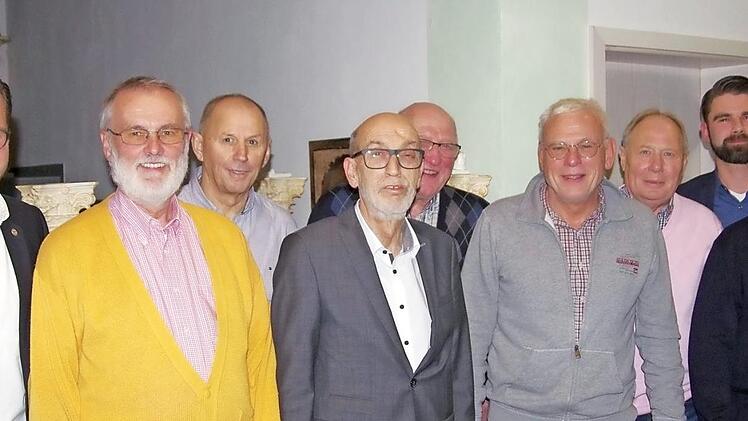 Vorsitzender Nicolas Sauer (links) und Stellvertreter Benedikt Rüth (2. von rechts) gratulierten den langjährigen Mitgliedern (von links) Rainer Hauck, Peter Bauer, Helmut Beck, Georg Riedmann, Thomas Rüth sen., Reinhard Lapp und Siegbert Kessler.  Foto: Klaus Werner