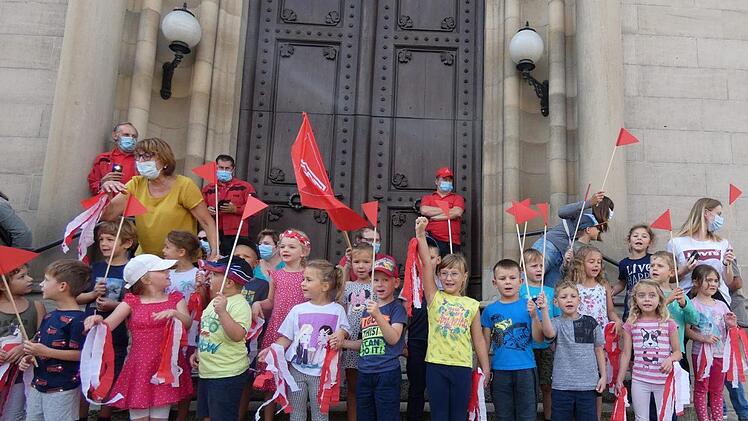 Die Kinder des städtischen Kindergartens Eltmann waren auch bei der Kundgebung dabei, denn einige Elternteile wären von der Werksschließung betroffen.