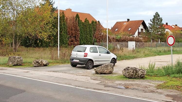 Diese Steine am Luderweiher in Höchstadt-Süd sollen wieder so platziert werden, dass kein Auto hindurchpasst.