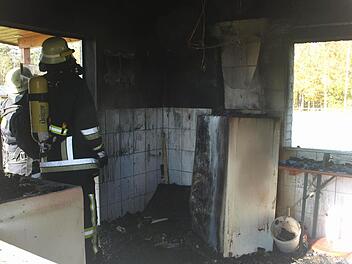 Die Inneneinrichtung der FC-Verkaufshalle in Eltingshausen wurde bei einem Brand zerstört.  Foto: Stefan Geiger