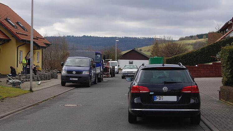 "Am Strauch" hagelte es kürzlich Knöllchen wegen auf dem Gehsteig parkenden Autos.. Wenn alle Fahrzeuge auf der Straße parken würden, käme kein Laster mehr durch, findet ein Kothener Bürger.