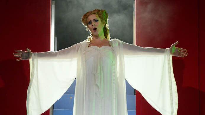 Elsas Trompetenärmel erinnern schwer an das Brünnhildenkostüm in der Bayreuther "Götterdämmerung" 1976.
