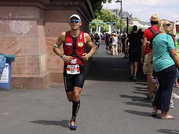 Am Mainufer entlang ins Ziel: Traithlet Ralf Gärtner.  Fotos: Yvonne Burkhardt
