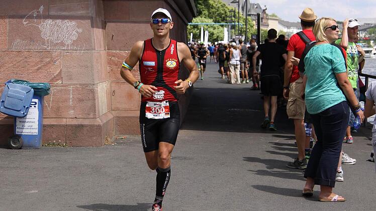 Am Mainufer entlang ins Ziel: Traithlet Ralf Gärtner.  Fotos: Yvonne Burkhardt