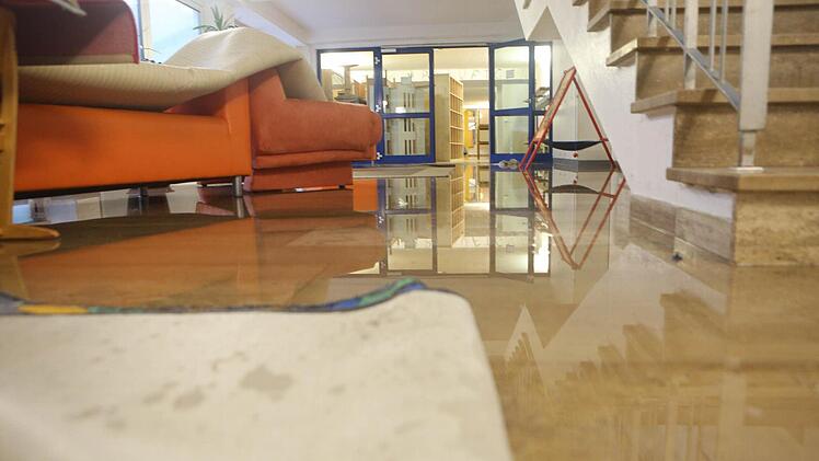 Die Grundschule in Neunkirchen am Brand stand zentimetertief unter Wasser. Foto: News5/Herse