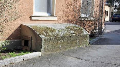 Dieser Betonblock in der Bahnhofstraße, zwischen Ruckdeschel und Tabakladen, diente einst als Eingang zu einem Luftschutzkeller.  Foto: Ralf Kestel