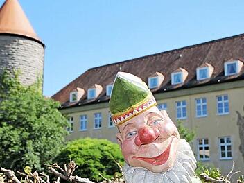 Der "Mürschter Nagel mit Kopf", das Symbol des örtlichen Faschings, lächelt, obwohl sein langjähriges Domizil für die Prunksitzungen nicht mehr zur Verfügung steht. Denn das Jugendhaus (im Bild Hintergrund) ist geschlossen. Foto: H. Beudert