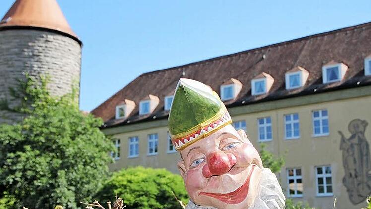 Der "Mürschter Nagel mit Kopf", das Symbol des örtlichen Faschings, lächelt, obwohl sein langjähriges Domizil für die Prunksitzungen nicht mehr zur Verfügung steht. Denn das Jugendhaus (im Bild Hintergrund) ist geschlossen. Foto: H. Beudert