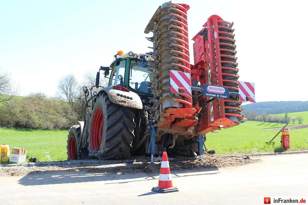 Traktor überschlägt sich bei Lankendorf - Fahrer schwer verletzt