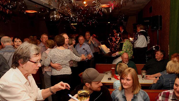 Die Tanzbar Morgenroth "quoll über" und das vorwiegend ältere Publikum zeigte keine Konditionsschwächen; manche ließen kaum einen Tanz aus. Foto: Günther Geiling