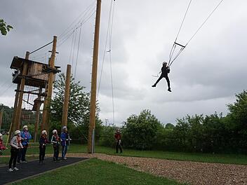 Die Firmlinge der Pfarreiengemeinschaft "Am Kreuzberg, Bischofsheim" besuchen den Hochseilgarten. Foto: Marion Eckert