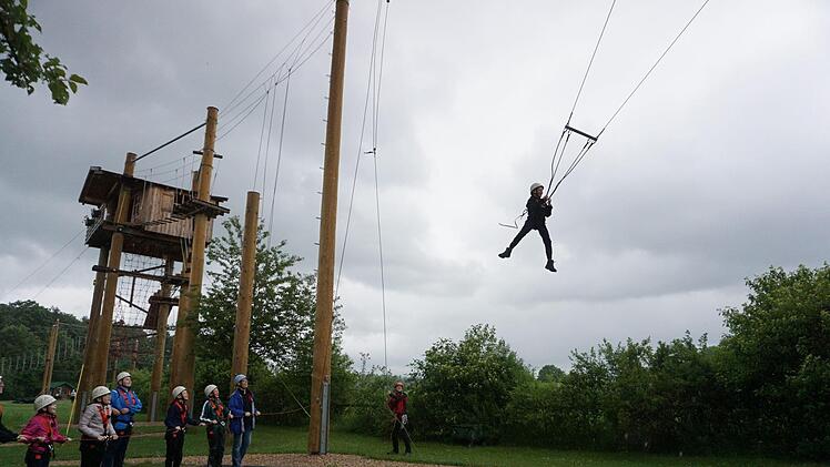 Die Firmlinge der Pfarreiengemeinschaft "Am Kreuzberg, Bischofsheim" besuchen den Hochseilgarten. Foto: Marion Eckert