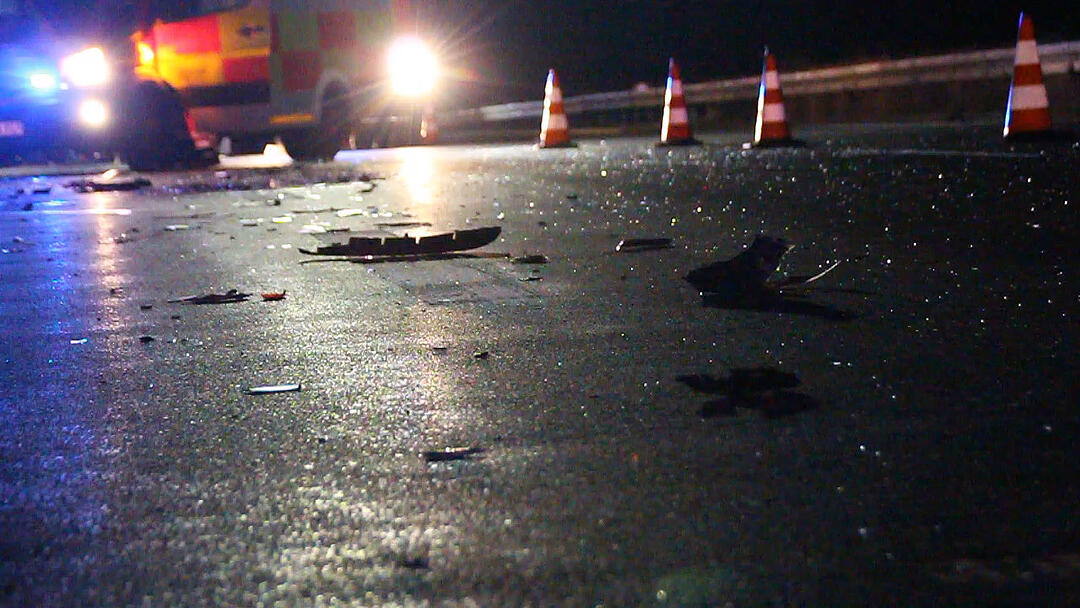 77-Jährige gerät in Gegenverkehr: Unfall mit drei Verletzten auf der B2