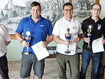 Fest in Eberner Hand war die Klasse 2 bei der bayerischen Meisterschaft in Starnberg, v.l.: Landesportleiter Horst Lehnert (Ebern), Timo Kessel (2.), Gerold Henning (bayerischer Meister), Markus Rauscher (3./Starnberg), Karl Kawnik (bayerischer Meister Klasse 1 und Starnberger Sportleiter).  Foto: Dietz