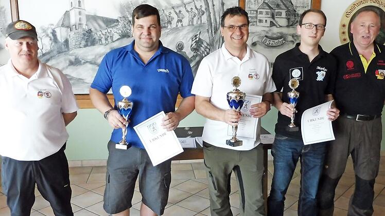 Fest in Eberner Hand war die Klasse 2 bei der bayerischen Meisterschaft in Starnberg, v.l.: Landesportleiter Horst Lehnert (Ebern), Timo Kessel (2.), Gerold Henning (bayerischer Meister), Markus Rauscher (3./Starnberg), Karl Kawnik (bayerischer Meister Klasse 1 und Starnberger Sportleiter).  Foto: Dietz