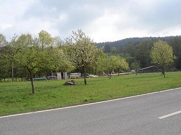 Nun kann in wenigen Tagen die Einbeziehungssatzung dieses Grundstücks am Ortsausgang von Welitsch "in Richtung Heinersdorf" entlang der Staatsstraße 2201 in Kraft treten. Mit knapper Mehrheit gab der Bau- und Umweltausschuss des Marktes Pressig grünes Licht. K.- H. Hofmann