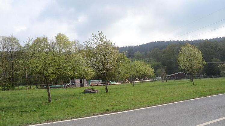 Nun kann in wenigen Tagen die Einbeziehungssatzung dieses Grundstücks am Ortsausgang von Welitsch "in Richtung Heinersdorf" entlang der Staatsstraße 2201 in Kraft treten. Mit knapper Mehrheit gab der Bau- und Umweltausschuss des Marktes Pressig grünes Licht. K.- H. Hofmann