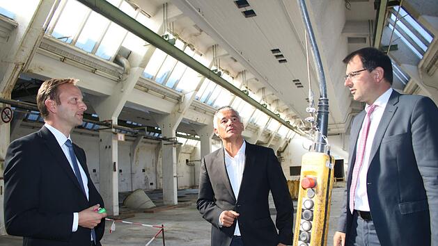 Sie nehmen die Hallen der Spinnerei in Augenschein (von links): B&uuml;rgermeister Robert Bosch, Unternehmer Norbert Raps und Landtagsabgeordneter Martin Sch&ouml;ffel. Foto: J&uuml;rgen G&auml;rtner