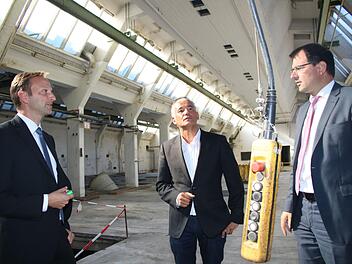 Sie nehmen die Hallen der Spinnerei in Augenschein (von links): Bürgermeister Robert Bosch, Unternehmer Norbert Raps und Landtagsabgeordneter Martin Schöffel. Foto: Jürgen Gärtner
