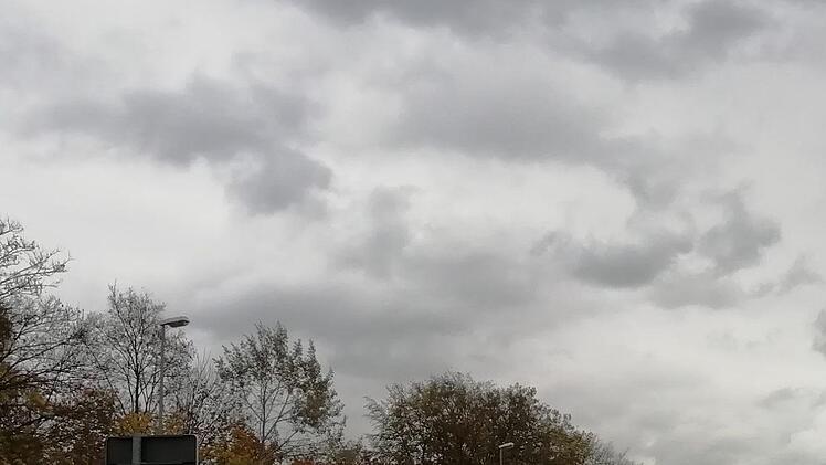 Das Plakat von ödp-KandidatReinhard Englert hängt noch an einem Laternenmast Am Kreuzstein.Foto: Katrin Geyer