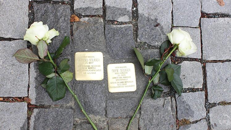 Rosen an den eben gesetzten Gedenktafeln im Pflaster