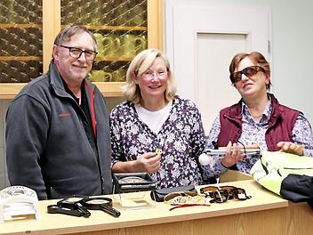 Beim VdK-Vortrag zum Thema Sehen (von links): Optiker Jürgen Zenns, Ortvorsitzende Sabine Köhler-Huter und Elisabeth Huch Foto: Johanna Blum