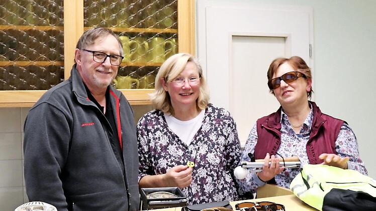 Beim VdK-Vortrag zum Thema Sehen (von links): Optiker Jürgen Zenns, Ortvorsitzende Sabine Köhler-Huter und Elisabeth Huch Foto: Johanna Blum