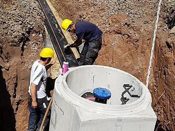 Die Gemeinde Wildflecken ist schon mal in Vorleistung gegangen: Unter dem Radweg wurde eine 2,7 Kilometer lange Druckleitung mit 30 Zentimeter Innendurchmesser nach Oberbach verlegt. 40 Schächte sind für die Wartung eingebaut, an 530 Stellen haben die Arbeiter der Premicher Firma Zehe die Leitung verschweißt. Foto: Torsten Arnold