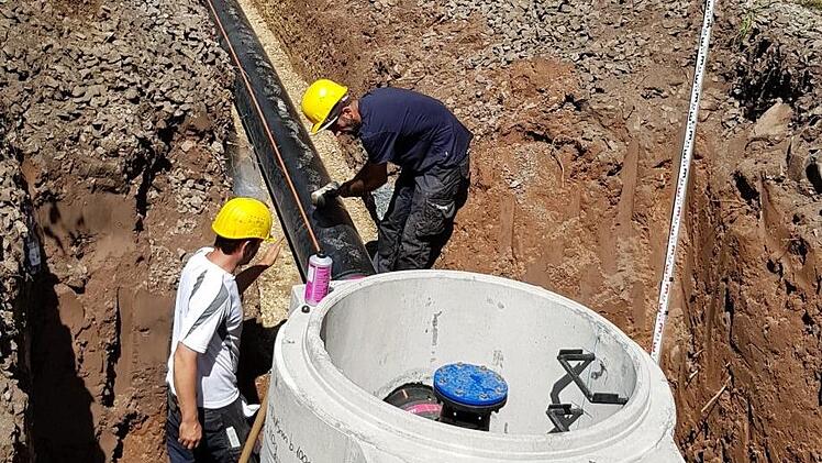 Die Gemeinde Wildflecken ist schon mal in Vorleistung gegangen: Unter dem Radweg wurde eine 2,7 Kilometer lange Druckleitung mit 30 Zentimeter Innendurchmesser nach Oberbach verlegt. 40 Schächte sind für die Wartung eingebaut, an 530 Stellen haben die Arbeiter der Premicher Firma Zehe die Leitung verschweißt. Foto: Torsten Arnold