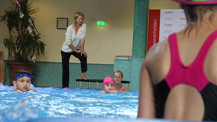 Schwimmaktion der Sinnberg Grundschule mit Franziska van Almsick im Hotel Sonnenhügel. Foto: Benedikt Borst