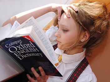 Mädchen mit Oxford Wörterbuch.