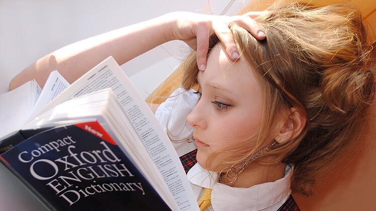 Mädchen mit Oxford Wörterbuch.