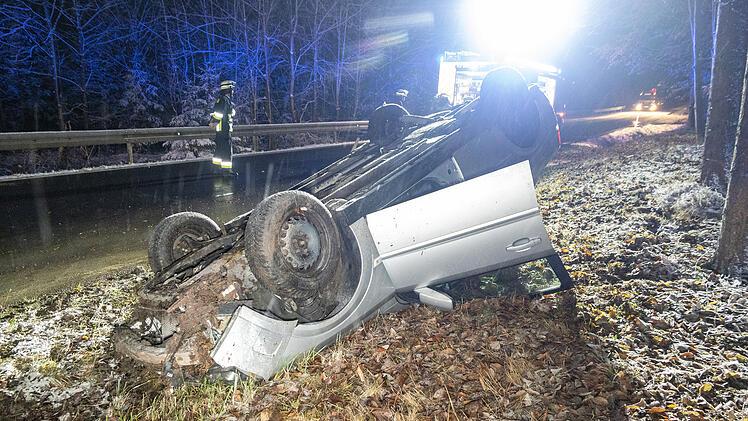 Wegen winterlicher Wetterverhältnisse kam ein Auto im Kreis Bamberg von der Fahrbahn ab. Die Feuerwehr sicherte die Unfallstelle ab.