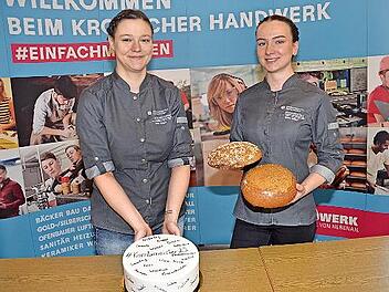 Nina Geiger (links) und Emma Müller haben den ersten Kombi- Meistertitel Bäcker- und Konditormeisterin im Landkreis Kronach geschafft.