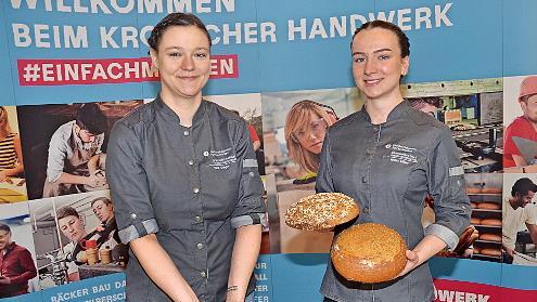 Nina Geiger (links) und Emma Müller haben den ersten Kombi- Meistertitel Bäcker- und Konditormeisterin im Landkreis Kronach geschafft.