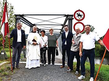 Eine Gedenktafel erinnert an der Brücke bei Theisau nun daran, dass auch der Neubau der Mainbrücke eine Maßnahme im Rahmen der Neuordnung der Fluren im Raum Mainroth, Mainklein und Theisau gewesen ist.