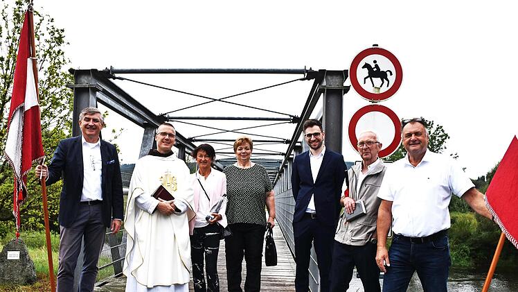 Eine Gedenktafel erinnert an der Brücke bei Theisau nun daran, dass auch der Neubau der Mainbrücke eine Maßnahme im Rahmen der Neuordnung der Fluren im Raum Mainroth, Mainklein und Theisau gewesen ist.