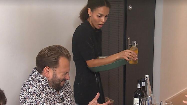 Ups! Gastgeberin Kim verpasst Alida und Markus unabsichtlich eine Bierdusche.