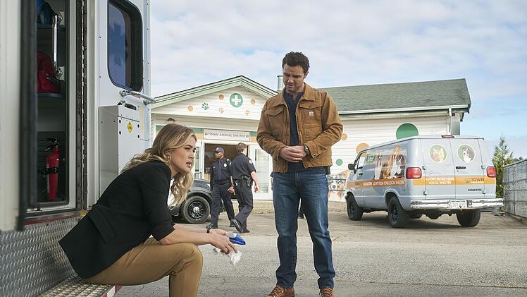 Auf der Jagd nach Superverbrechern: Rebecca "Bex" Henderson (Melissa Roxburgh) und Oliver Odell (Nick Wechsler) in der Serie "The Hunting Party - Die M&ouml;rderjagd".