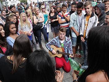 Während die DSDS-Fans auf ihren großen Auftritt warten, zeigen sie vor den Erlanger Arcaden, was sie können. Foto: Barbara Herbst