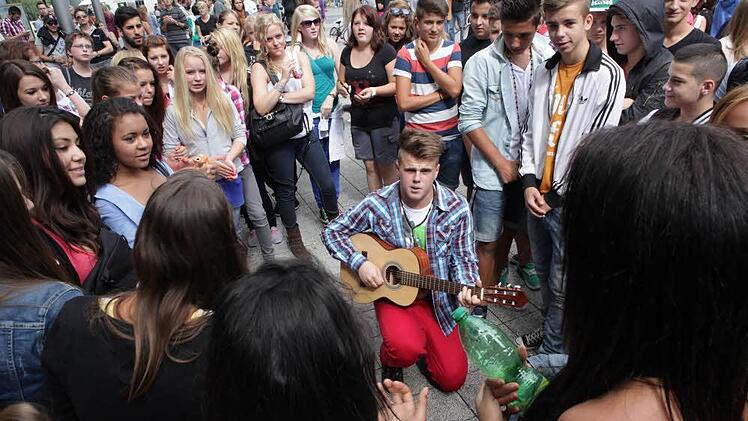 Während die DSDS-Fans auf ihren großen Auftritt warten, zeigen sie vor den Erlanger Arcaden, was sie können. Foto: Barbara Herbst