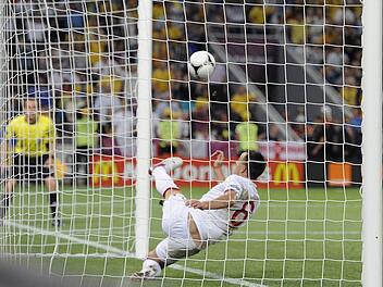 Europameisterschaft 2012: John Terry (England) versucht den von Marko Devic (Ukraine, nicht im Bild) geschossenen Ball vor der Torlinie zu klären, kommt aber zu spät. Der Torrichter schätzt die Situation falsch ein und gibt kein Tor. Ist doch herrlich - findet unser Autor.  Foto: imago (Archiv)