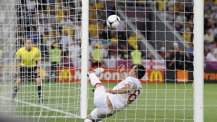 Europameisterschaft 2012: John Terry (England) versucht den von Marko Devic (Ukraine, nicht im Bild) geschossenen Ball vor der Torlinie zu klären, kommt aber zu spät. Der Torrichter schätzt die Situation falsch ein und gibt kein Tor. Ist doch herrlich - findet unser Autor.  Foto: imago (Archiv)