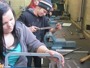 Bei Metallbau Wimmer in Untersteinach konnten Lea Grießhammer, Simon Konrad und Nicole Cullmann in die Welt der Technik hineinschnuppern. Simon Konrad war so begeistert, dass er schon das zweite Praktikum bei Wimmer hinter sich gebracht hat und in diese Berufssparte gehen möchte. Foto: Sonja Adam