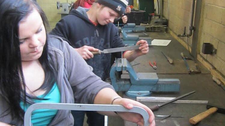 Bei Metallbau Wimmer in Untersteinach konnten Lea Grießhammer, Simon Konrad und Nicole Cullmann in die Welt der Technik hineinschnuppern. Simon Konrad war so begeistert, dass er schon das zweite Praktikum bei Wimmer hinter sich gebracht hat und in diese Berufssparte gehen möchte. Foto: Sonja Adam